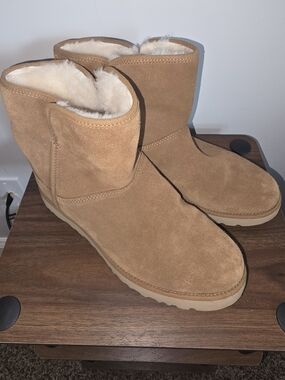 UGG Women's Short Boots - Chestnut- Size 8